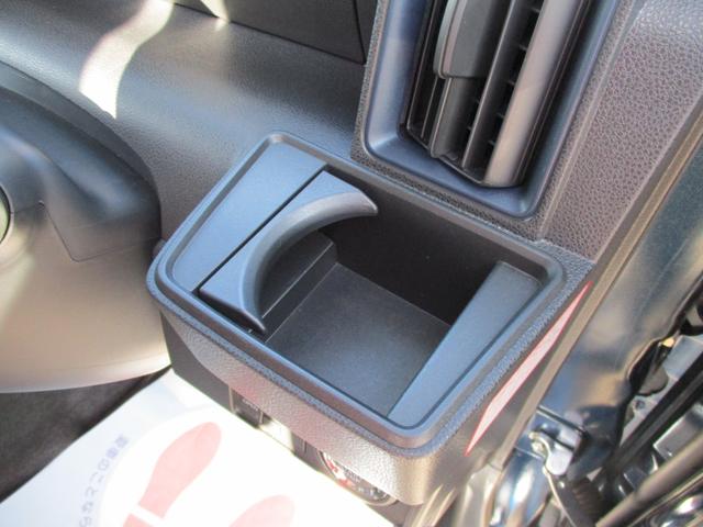 運転席側ドリンク収納です