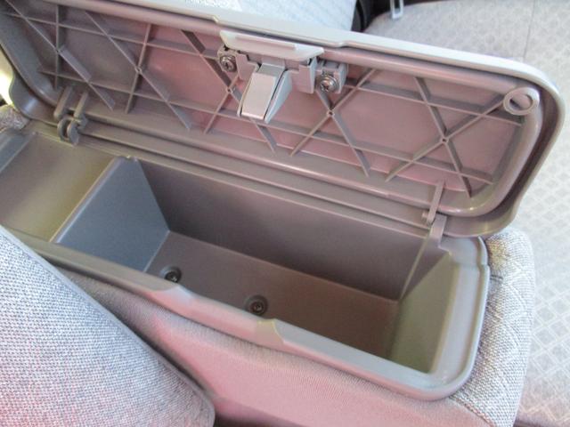 アームレストにも収納ポケットが付いているので、便利ですよ。