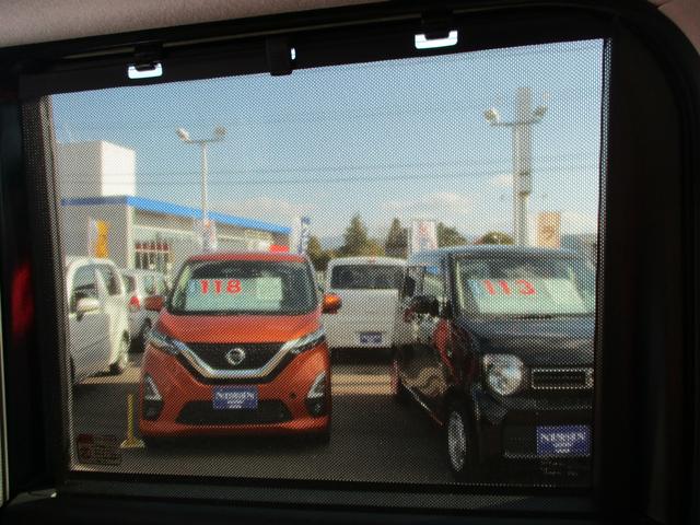 リヤドアには、引き出してガラスを覆うロールサンシェードが内蔵されているので、直射日光を防ぐほか、プライバシーの保護にも役立ちます