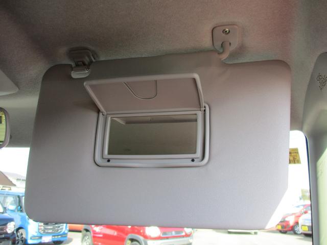 ミラー付きサンバイザー☆ちょっとしたお化粧直しなどに便利です！危険なので運転しながらではなく、止まってから使ってくださいね♪