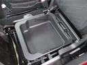 助手席のシート下にも収納スペースがございますのでとっても便利ですね♪