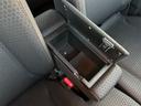 アームレスト内にも収納があります