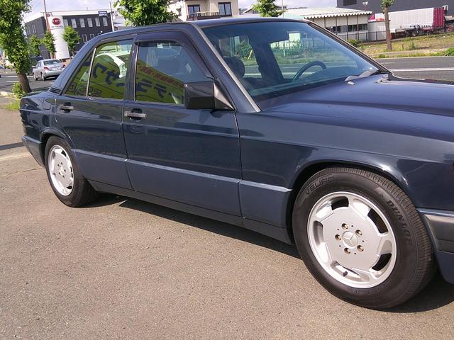 １９０クラス １９０Ｅ　ディーラー車　左ハンドル　黒革シート　車検Ｒ８年６月社外品ヘッドライト　コーナーリアテールドアミラー　ダウンサスローダウン右Ｆインパネ　鈑金の為修復歴有（6枚目）