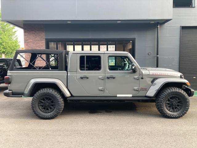 ジープ・グラディエーター ルビコン　グラディエーターＲＵＢＩＣＯＮ　ＦＯＸサスペンション　ディーラー車　　右ハンドル　黒レザーシート　アップルカープレイ　アダプティブクルーズ　オフロードカメラ　スティンググレー（2枚目）