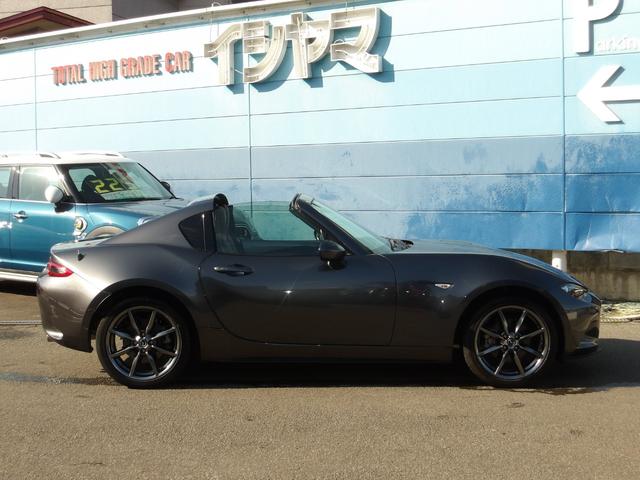 衝突被害軽減装置搭載のお車です。フロントガラス上部に設置されたレーダーカメラで様々な危険を察知、緊急時に減速をサポート致します。