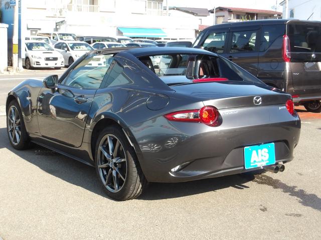 車のキーはスマートキータイプとなっております。スマートキーを車内に持ち込んでからエンジン始動ボタンを押すだけで車が始動する大変便利な仕様となっております。