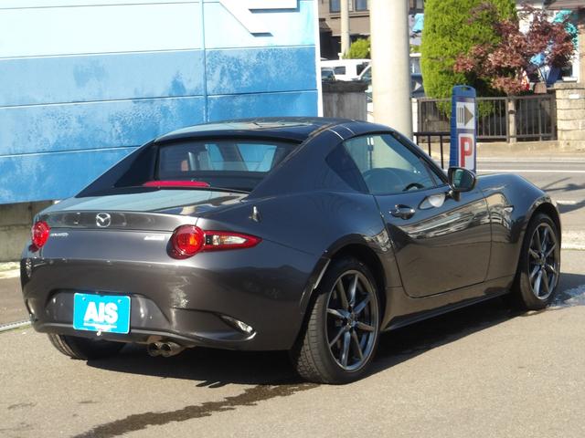 車内はブラックとブラウンを基調とした高級感ある落ち着いた空間となっております。内装パネルや各ドア内装トリム等には目立つようなキズも無く使用感少ない状態となっております。