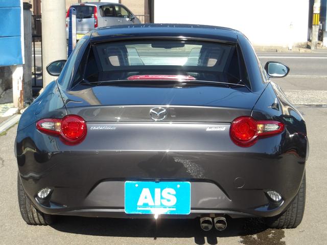 車内のシートはスタイリッシュなデザインのブラウンのフルレザーシートとなっております。