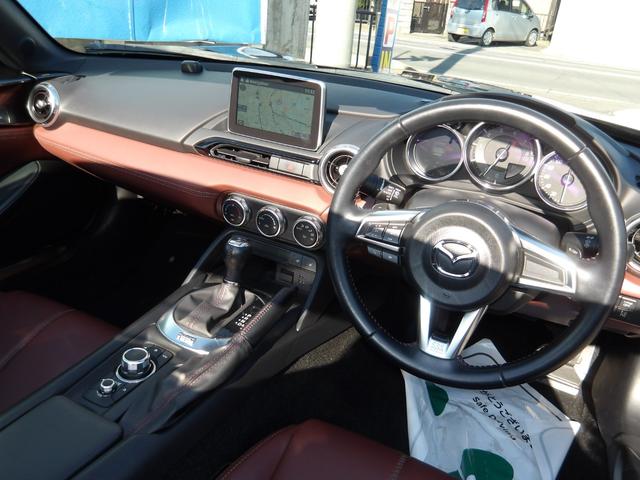 ハンドルにもグリップ部分などに目立つようなスレはございません。搭載されているステアリングリモコンでオーディオの操作も可能です。