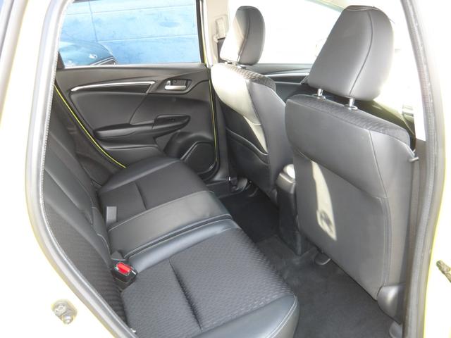 フィットハイブリッド Lパッケージ 4WD 社外SDナビ バックモニター フルセグTV Bluetoothオーディオ ブラックハーフレザーシート 寒冷地仕様 社外アルミホイール 純正ホイール組スタッドレス有(20枚目)