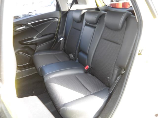 フィットハイブリッド Lパッケージ 4WD 社外SDナビ バックモニター フルセグTV Bluetoothオーディオ ブラックハーフレザーシート 寒冷地仕様 社外アルミホイール 純正ホイール組スタッドレス有(30枚目)