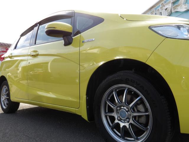 フィットハイブリッド Lパッケージ 4WD 社外SDナビ バックモニター フルセグTV Bluetoothオーディオ ブラックハーフレザーシート 寒冷地仕様 社外アルミホイール 純正ホイール組スタッドレス有(60枚目)