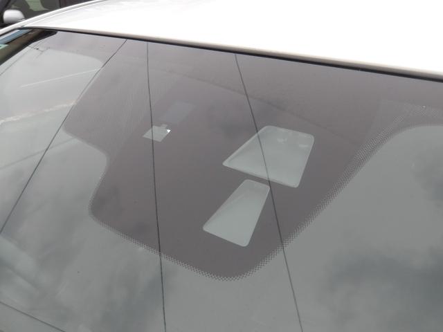 衝突被害軽減装置搭載のお車です。フロントガラス上部に設置されたレーダーカメラで様々な危険を察知、緊急時に減速をサポート致します。