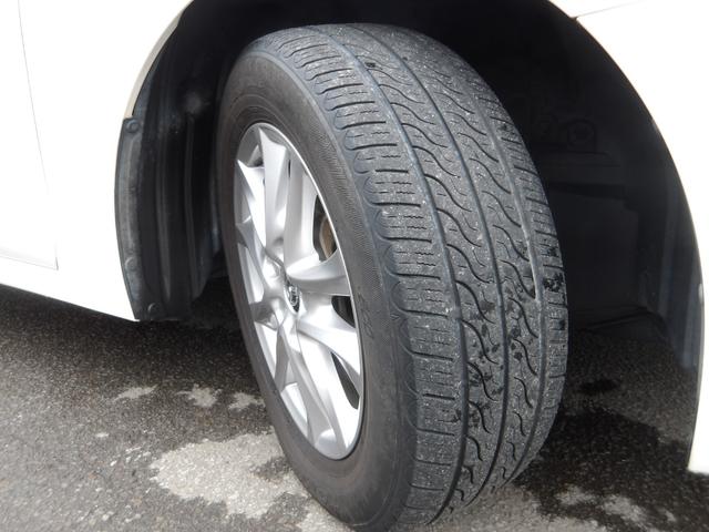 装着中のタイヤ、ホイールの他に前オーナー使用のスタッドレスタイヤもアルミホイール組でございます。そちらでよろしければサービスさせていただきます。