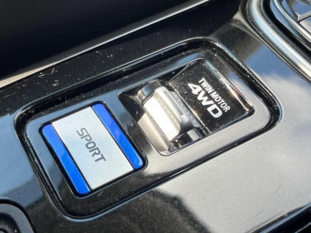 アウトランダーＰＨＥＶ Ｇ　４ＷＤ　衝突被害軽減　純正ナビ　禁煙車　全周囲カメラ　ＥＴＣ　ドラレコ　１００Ｖ電源　電動リアゲート　シートヒーター　ハーフレザーシート　ＬＥＤヘッド　コーナーセンサー　車線逸脱警報　スマートキー（5枚目）