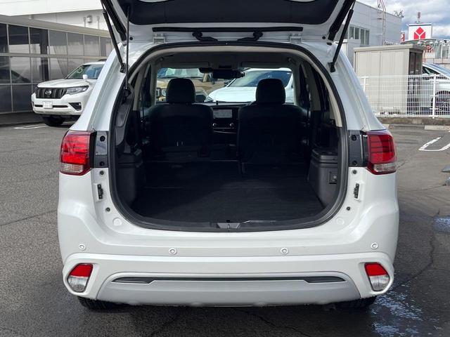 アウトランダーＰＨＥＶ Ｇ　４ＷＤ　衝突被害軽減　純正ナビ　禁煙車　全周囲カメラ　ＥＴＣ　ドラレコ　１００Ｖ電源　電動リアゲート　シートヒーター　ハーフレザーシート　ＬＥＤヘッド　コーナーセンサー　車線逸脱警報　スマートキー（10枚目）