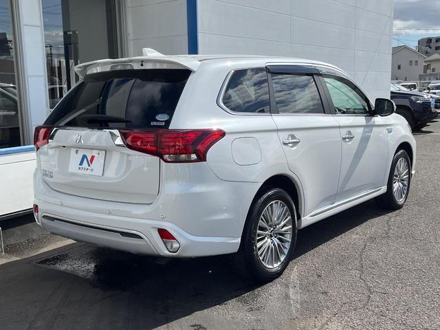アウトランダーＰＨＥＶ Ｇ　４ＷＤ　衝突被害軽減　純正ナビ　禁煙車　全周囲カメラ　ＥＴＣ　ドラレコ　１００Ｖ電源　電動リアゲート　シートヒーター　ハーフレザーシート　ＬＥＤヘッド　コーナーセンサー　車線逸脱警報　スマートキー（17枚目）