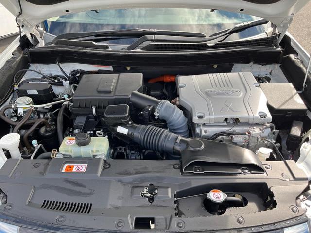 アウトランダーＰＨＥＶ Ｇ　４ＷＤ　衝突被害軽減　純正ナビ　禁煙車　全周囲カメラ　ＥＴＣ　ドラレコ　１００Ｖ電源　電動リアゲート　シートヒーター　ハーフレザーシート　ＬＥＤヘッド　コーナーセンサー　車線逸脱警報　スマートキー（18枚目）