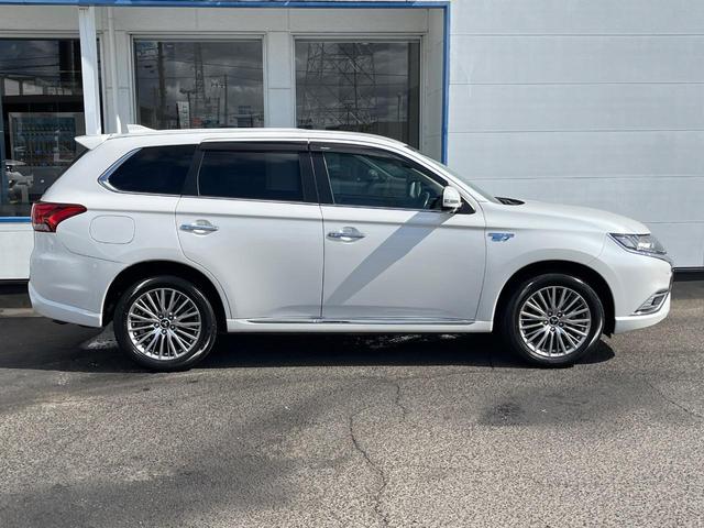 アウトランダーＰＨＥＶ Ｇ　４ＷＤ　衝突被害軽減　純正ナビ　禁煙車　全周囲カメラ　ＥＴＣ　ドラレコ　１００Ｖ電源　電動リアゲート　シートヒーター　ハーフレザーシート　ＬＥＤヘッド　コーナーセンサー　車線逸脱警報　スマートキー（32枚目）