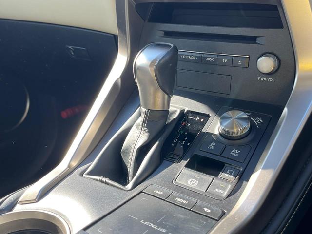 NX NX300h バージョンL 衝突軽減装置 禁煙車 純正10.3インチナビ レザーシート 純正オプションアルミホイール レーダークルーズサイドカメラ バックカメラ ETC Bluetooth ドラレコ 全席シートヒーター クルコン(56枚目)