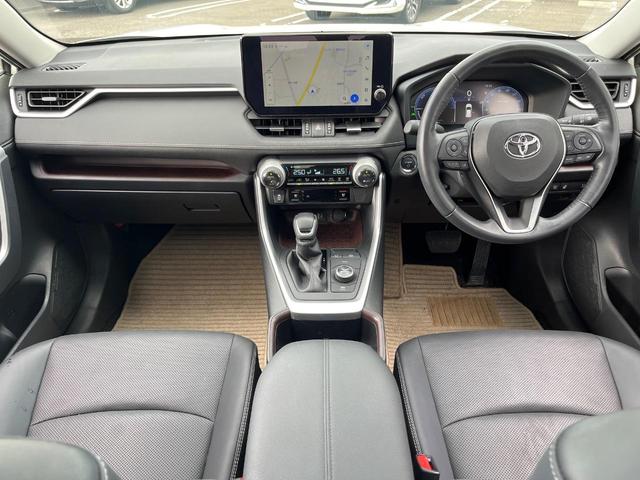 RAV4 ハイブリッドG 4WD サンルーフ 衝突被害軽減システム 禁煙車 10.5型ディスプレイオーディオ ハーフレザーシート バックカメラ サイドカメラ レーダークルーズ 前席シートエアコン パワーシート 電動リアゲート(2枚目)