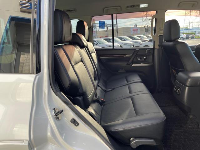 パジェロ ロング スーパーエクシード 4WD 7人乗り 禁煙車 純正7インチナビ 本革シート バックカメラ ETC Bluetooth フルセグ 前席シートヒーター 前席パワーシート HIDヘッドライト LEDフォグライト クルコン(9枚目)