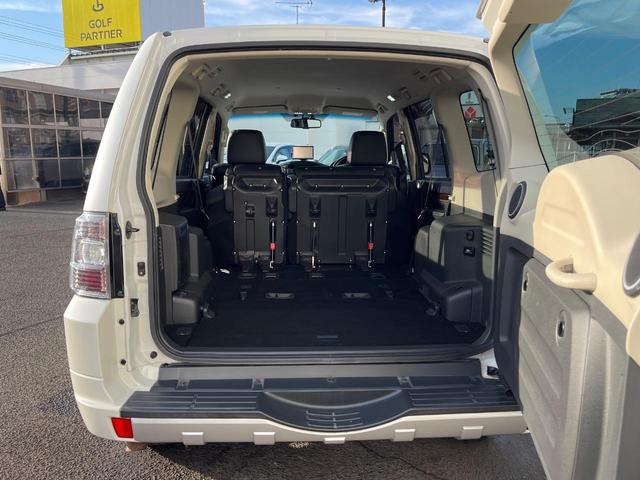 パジェロ ロング スーパーエクシード 4WD 7人乗り 禁煙車 純正7インチナビ 本革シート バックカメラ ETC Bluetooth フルセグ 前席シートヒーター 前席パワーシート HIDヘッドライト LEDフォグライト クルコン(11枚目)