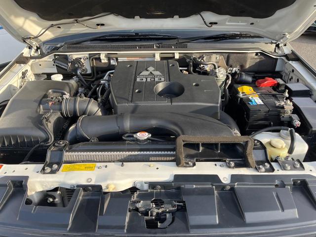 パジェロ ロング スーパーエクシード 4WD 7人乗り 禁煙車 純正7インチナビ 本革シート バックカメラ ETC Bluetooth フルセグ 前席シートヒーター 前席パワーシート HIDヘッドライト LEDフォグライト クルコン(19枚目)