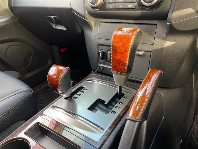 パジェロ ロング スーパーエクシード 4WD 7人乗り 禁煙車 純正7インチナビ 本革シート バックカメラ ETC Bluetooth フルセグ 前席シートヒーター 前席パワーシート HIDヘッドライト LEDフォグライト クルコン(52枚目)