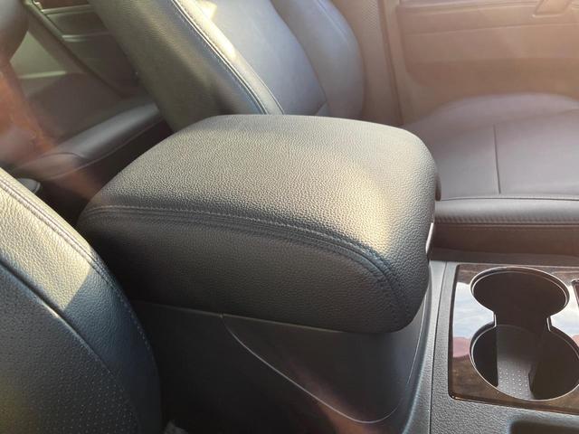 パジェロ ロング スーパーエクシード 4WD 7人乗り 禁煙車 純正7インチナビ 本革シート バックカメラ ETC Bluetooth フルセグ 前席シートヒーター 前席パワーシート HIDヘッドライト LEDフォグライト クルコン(55枚目)