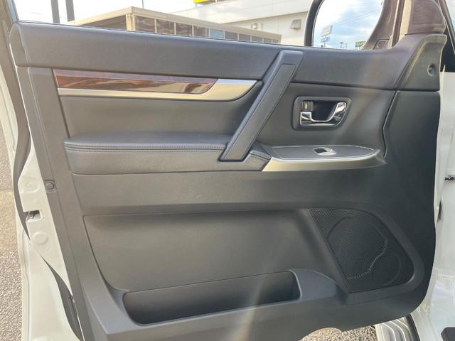 パジェロ ロング スーパーエクシード 4WD 7人乗り 禁煙車 純正7インチナビ 本革シート バックカメラ ETC Bluetooth フルセグ 前席シートヒーター 前席パワーシート HIDヘッドライト LEDフォグライト クルコン(65枚目)