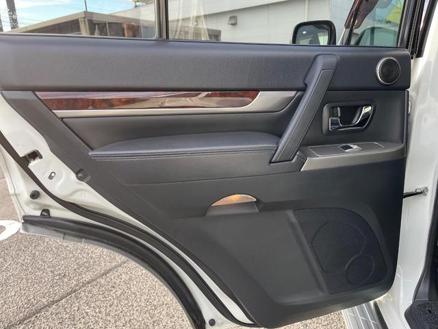 パジェロ ロング スーパーエクシード 4WD 7人乗り 禁煙車 純正7インチナビ 本革シート バックカメラ ETC Bluetooth フルセグ 前席シートヒーター 前席パワーシート HIDヘッドライト LEDフォグライト クルコン(67枚目)