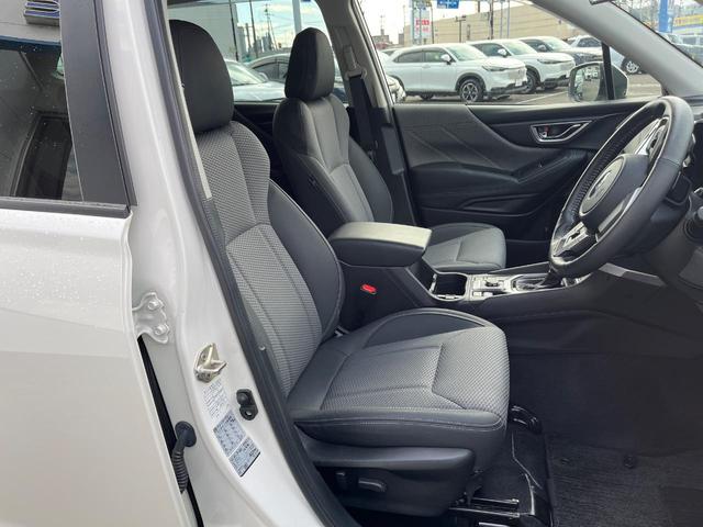 フォレスター Ｘ－エディション　４ＷＤ　衝突軽減装置　禁煙車　純正インチナビ　本革シート　レーダークルーズ　フロント・サイド・バックカメラ　ＥＴＣ　Ｂｌｕｅｔｏｏｔｈ　フルセグ　全席シートヒーター　前席パワーシート　コーナーセンサー（8枚目）