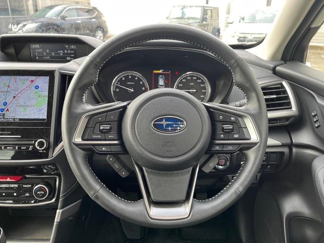 フォレスター Ｘ－エディション　４ＷＤ　衝突軽減装置　禁煙車　純正インチナビ　本革シート　レーダークルーズ　フロント・サイド・バックカメラ　ＥＴＣ　Ｂｌｕｅｔｏｏｔｈ　フルセグ　全席シートヒーター　前席パワーシート　コーナーセンサー（11枚目）