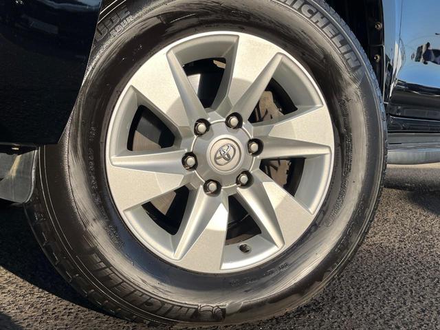 ランドクルーザープラド ＴＸ　４ＷＤ　ターボ　７人乗り　ディーゼル（軽油）９型ディスプレイオーディオ　全周囲カメラ　衝突被害軽減システム　レーダークルーズ　コーナーセンサー　ルーフレール　ＥＴＣ２．０　純正１７インチアルミ（14枚目）