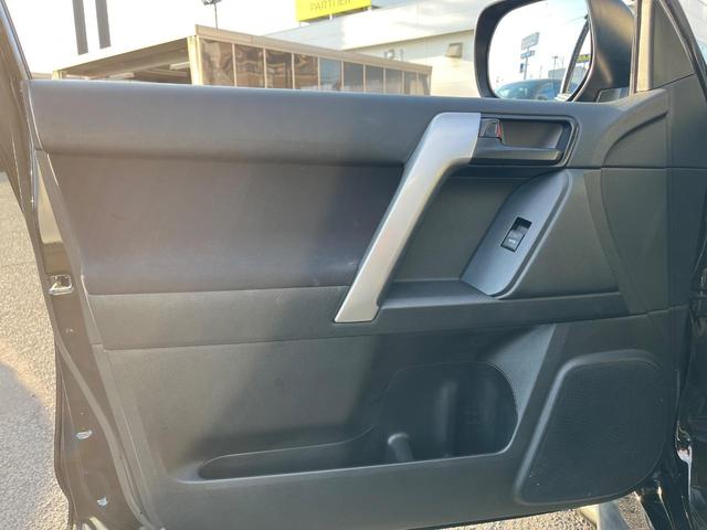 ランドクルーザープラド ＴＸ　４ＷＤ　ターボ　７人乗り　ディーゼル（軽油）９型ディスプレイオーディオ　全周囲カメラ　衝突被害軽減システム　レーダークルーズ　コーナーセンサー　ルーフレール　ＥＴＣ２．０　純正１７インチアルミ（42枚目）