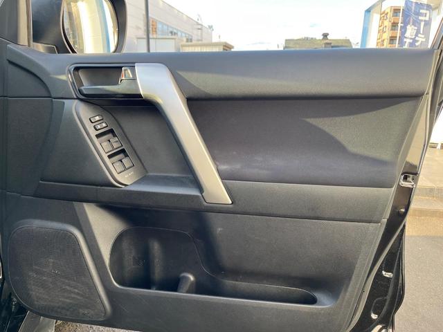 ランドクルーザープラド ＴＸ　４ＷＤ　ターボ　７人乗り　ディーゼル（軽油）９型ディスプレイオーディオ　全周囲カメラ　衝突被害軽減システム　レーダークルーズ　コーナーセンサー　ルーフレール　ＥＴＣ２．０　純正１７インチアルミ（43枚目）