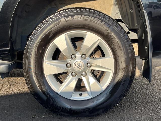 ランドクルーザープラド ＴＸ　４ＷＤ　ターボ　７人乗り　ディーゼル（軽油）９型ディスプレイオーディオ　全周囲カメラ　衝突被害軽減システム　レーダークルーズ　コーナーセンサー　ルーフレール　ＥＴＣ２．０　純正１７インチアルミ（67枚目）