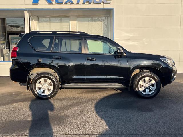 ランドクルーザープラド ＴＸ　４ＷＤ　ターボ　７人乗り　ディーゼル（軽油）９型ディスプレイオーディオ　全周囲カメラ　衝突被害軽減システム　レーダークルーズ　コーナーセンサー　ルーフレール　ＥＴＣ２．０　純正１７インチアルミ（70枚目）