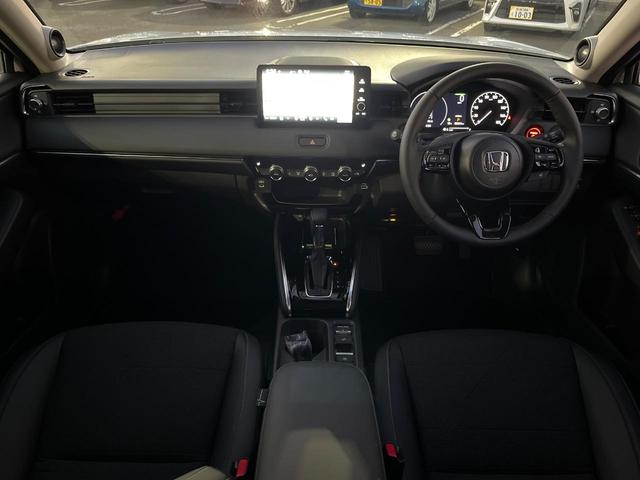 ヴェゼル ｅ：ＨＥＶ　Ｚ　登録済未使用車　衝突被害軽減システム　純正９インチナビ　全周囲カメラ　ＥＴＣ　電動リアゲート　ハーフレザーシート　ＬＥＤヘッド　コーナーセンサー　スマートキー　純正１８インチアルミ　オートハイビーム（2枚目）