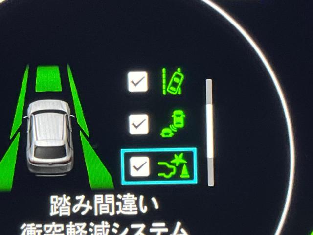 ヴェゼル ｅ：ＨＥＶ　Ｚ　登録済未使用車　衝突被害軽減システム　純正９インチナビ　全周囲カメラ　ＥＴＣ　電動リアゲート　ハーフレザーシート　ＬＥＤヘッド　コーナーセンサー　スマートキー　純正１８インチアルミ　オートハイビーム（5枚目）