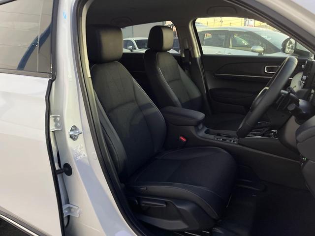 ヴェゼル ｅ：ＨＥＶ　Ｚ　登録済未使用車　衝突被害軽減システム　純正９インチナビ　全周囲カメラ　ＥＴＣ　電動リアゲート　ハーフレザーシート　ＬＥＤヘッド　コーナーセンサー　スマートキー　純正１８インチアルミ　オートハイビーム（8枚目）