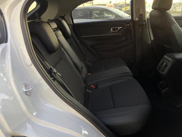 ヴェゼル ｅ：ＨＥＶ　Ｚ　登録済未使用車　衝突被害軽減システム　純正９インチナビ　全周囲カメラ　ＥＴＣ　電動リアゲート　ハーフレザーシート　ＬＥＤヘッド　コーナーセンサー　スマートキー　純正１８インチアルミ　オートハイビーム（9枚目）