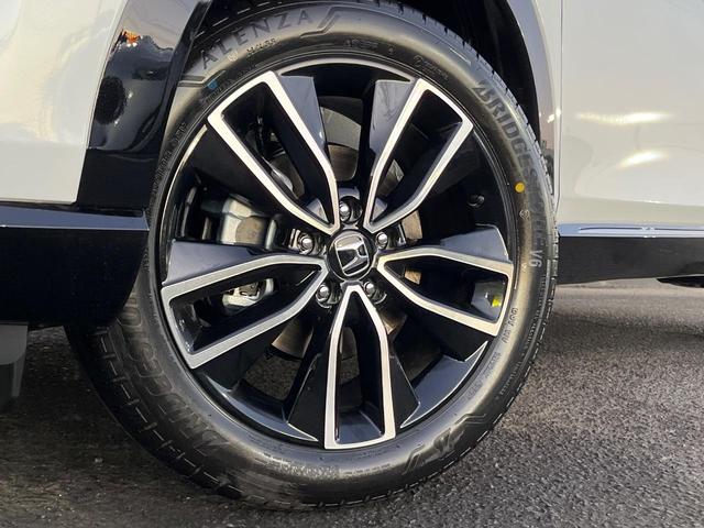 ヴェゼル ｅ：ＨＥＶ　Ｚ　登録済未使用車　衝突被害軽減システム　純正９インチナビ　全周囲カメラ　ＥＴＣ　電動リアゲート　ハーフレザーシート　ＬＥＤヘッド　コーナーセンサー　スマートキー　純正１８インチアルミ　オートハイビーム（13枚目）