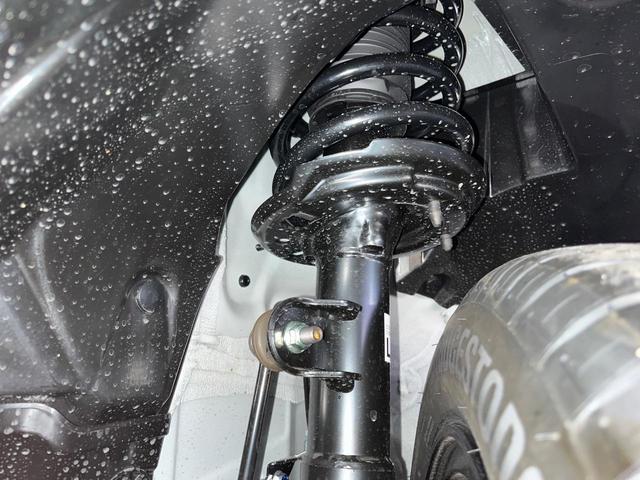 ヴェゼル ｅ：ＨＥＶ　Ｚ　登録済未使用車　衝突被害軽減システム　純正９インチナビ　全周囲カメラ　ＥＴＣ　電動リアゲート　ハーフレザーシート　ＬＥＤヘッド　コーナーセンサー　スマートキー　純正１８インチアルミ　オートハイビーム（21枚目）