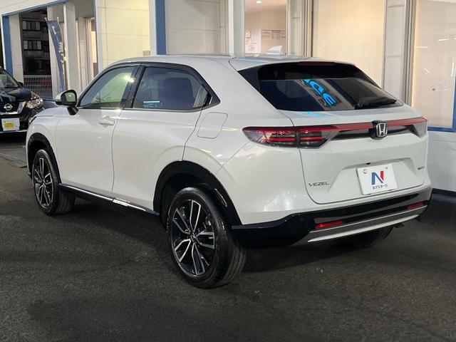 ヴェゼル ｅ：ＨＥＶ　Ｚ　登録済未使用車　衝突被害軽減システム　純正９インチナビ　全周囲カメラ　ＥＴＣ　電動リアゲート　ハーフレザーシート　ＬＥＤヘッド　コーナーセンサー　スマートキー　純正１８インチアルミ　オートハイビーム（27枚目）