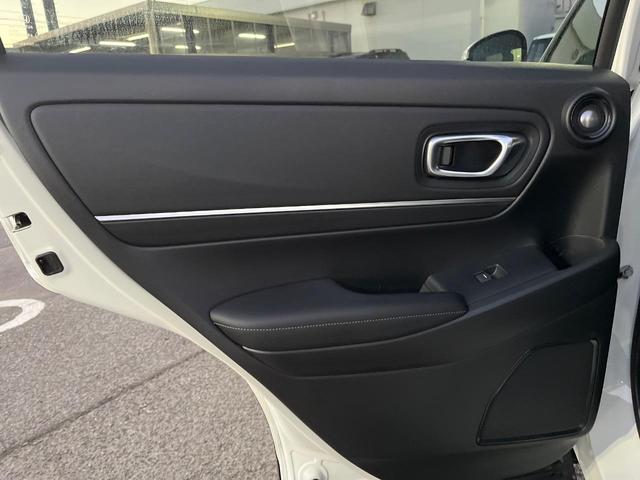 ヴェゼル ｅ：ＨＥＶ　Ｚ　登録済未使用車　衝突被害軽減システム　純正９インチナビ　全周囲カメラ　ＥＴＣ　電動リアゲート　ハーフレザーシート　ＬＥＤヘッド　コーナーセンサー　スマートキー　純正１８インチアルミ　オートハイビーム（42枚目）