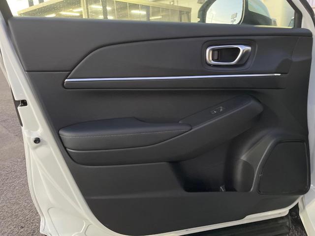 ヴェゼル ｅ：ＨＥＶ　Ｚ　登録済未使用車　衝突被害軽減システム　純正９インチナビ　全周囲カメラ　ＥＴＣ　電動リアゲート　ハーフレザーシート　ＬＥＤヘッド　コーナーセンサー　スマートキー　純正１８インチアルミ　オートハイビーム（43枚目）