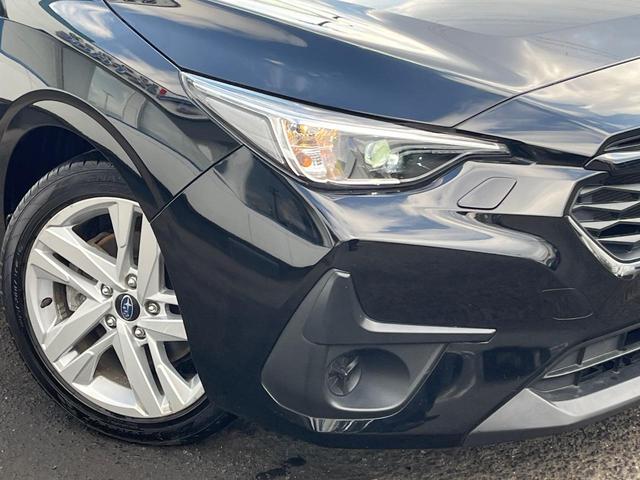 【ＬＥＤヘッドライト】悪天候や夜間走行時も良好な視界を確保し安心して運転できる高輝度ＬＥＤヘッドライトを装備！点灯速度が早く、消費電力も抑えられています。