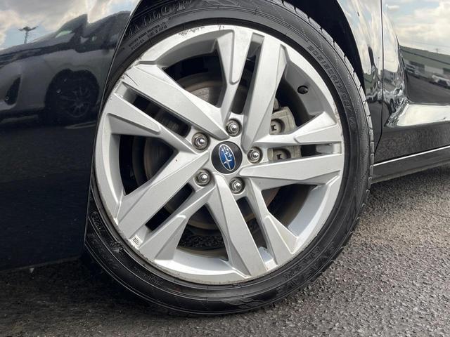 【純正１７インチアルミホイール】外観にマッチした純正アルミホイールを装着しております。各種社外アルミホイールや、スタッドレスタイヤも取扱いしております。是非ご相談ください♪